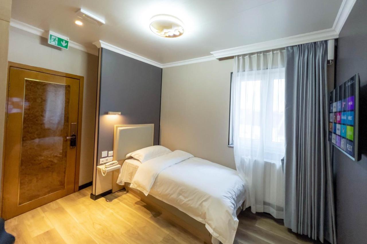 Mr.Liao Hotel Himberg Extérieur photo